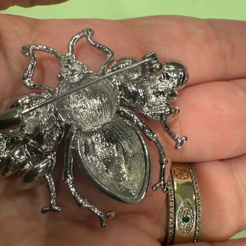 New Gucci Silver and Black Bee brooch - Picture 2 of 4